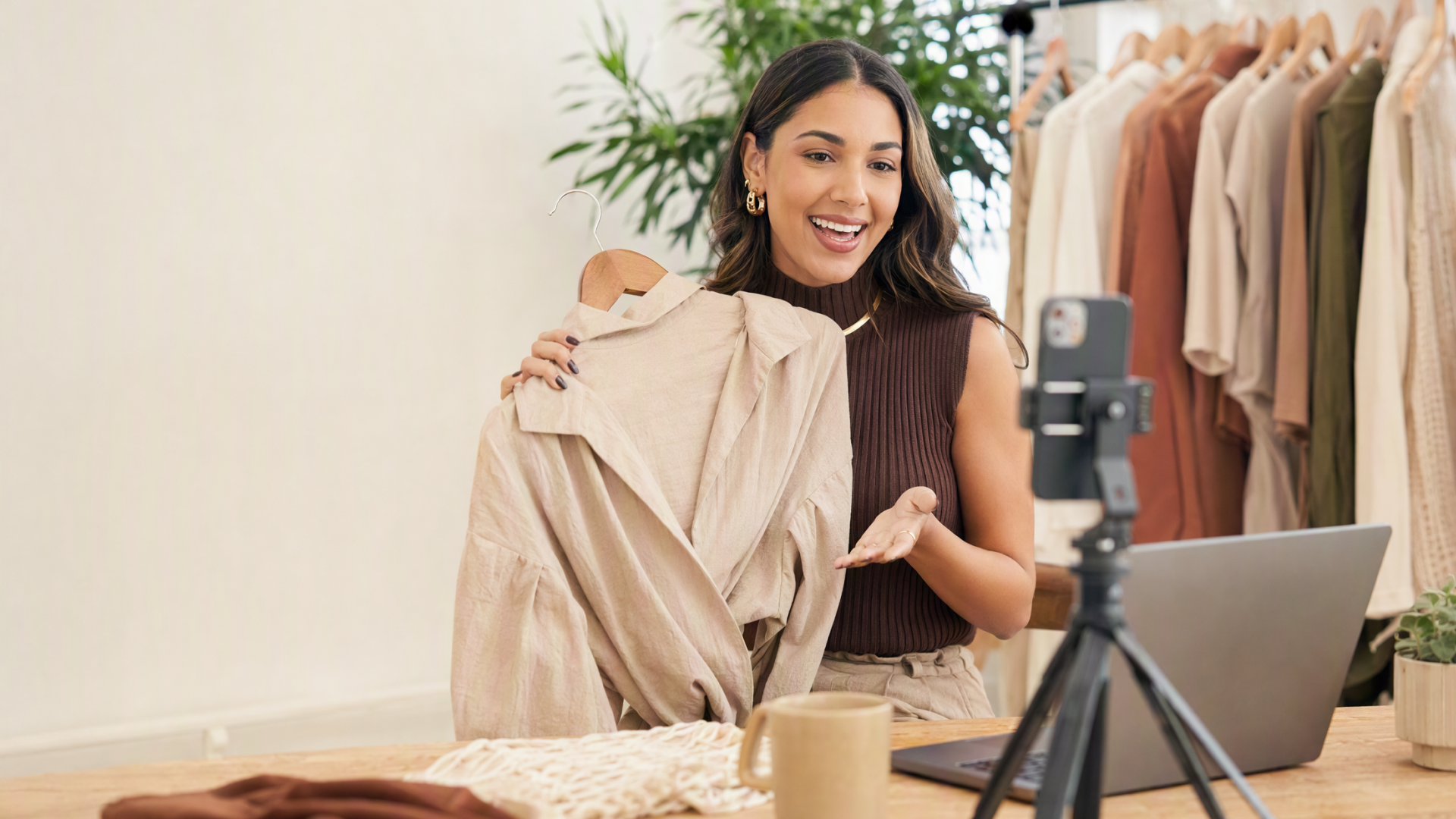 Empreendedora fazendo live de lançamento de coleção em estúdio de moda